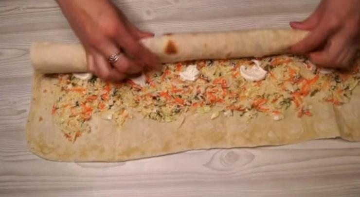 Така "хрумка" закуска з лаваша з'їдається в першу чергу