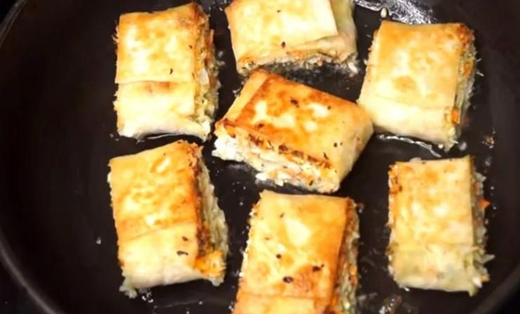 Така "хрумка" закуска з лаваша з'їдається в першу чергу