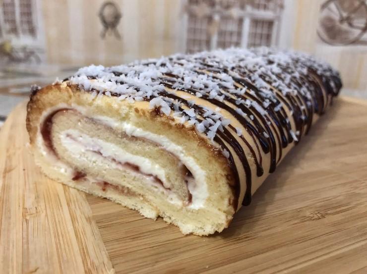 Бісквітний рулет – жодної тріщини. Легкий та ніжний десерт до чаю