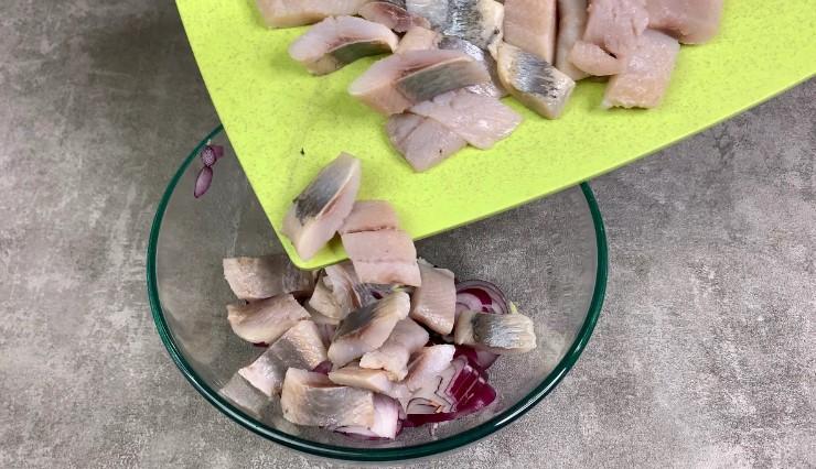 Беру оселедець і готую незвичайний "червоний" маринад: тепер це мій улюблений рецепт