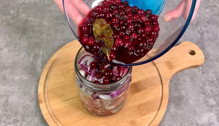 Беру оселедець і готую незвичайний "червоний" маринад: тепер це мій улюблений рецепт