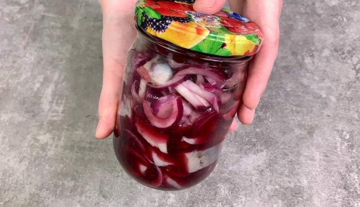 Беру оселедець і готую незвичайний "червоний" маринад: тепер це мій улюблений рецепт