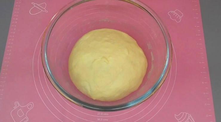 Універсальне просте м'яке дріжджове тісто без яєць для пирогів з несолодкою начинкою