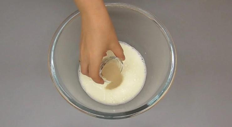 Універсальне просте м'яке дріжджове тісто без яєць для пирогів з несолодкою начинкою