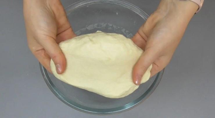 Універсальне просте м'яке дріжджове тісто без яєць для пирогів з несолодкою начинкою