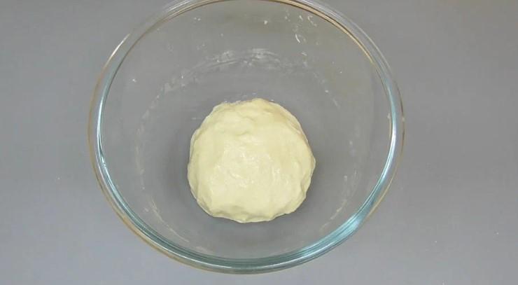 Універсальне просте м'яке дріжджове тісто без яєць для пирогів з несолодкою начинкою