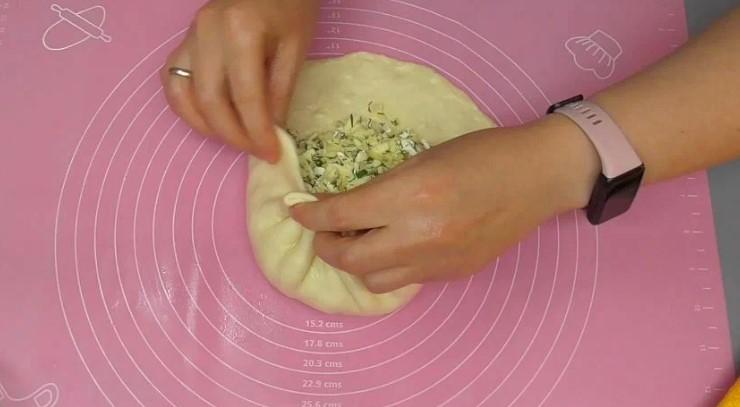 Універсальне просте м'яке дріжджове тісто без яєць для пирогів з несолодкою начинкою