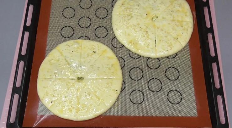 Універсальне просте м'яке дріжджове тісто без яєць для пирогів з несолодкою начинкою