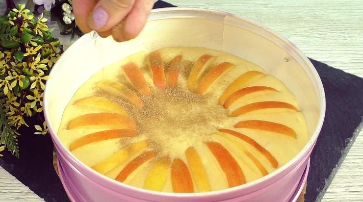 Заливний пиріг з яблуками на швидку руку. Простіше рецепту не знаю