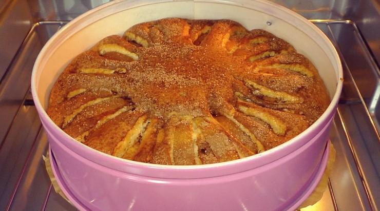 Заливний пиріг з яблуками на швидку руку. Простіше рецепту не знаю