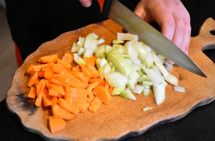 Готую смачненький супчик з квасолею за рецептом своєї бабусі