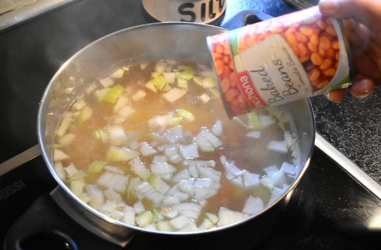 Готую смачненький супчик з квасолею за рецептом своєї бабусі