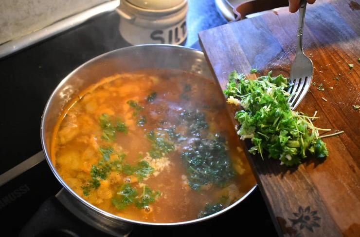 Готую смачненький супчик з квасолею за рецептом своєї бабусі