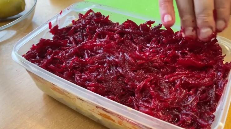 Рецепт смачного салату, який зможе замінити звичну вечерю