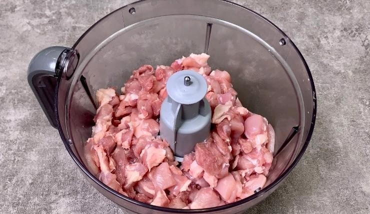 Коли мені хочеться особливо смачних котлет, готую їх "по королівськи": виходять завжди соковиті, ніжні та смачні-смачні