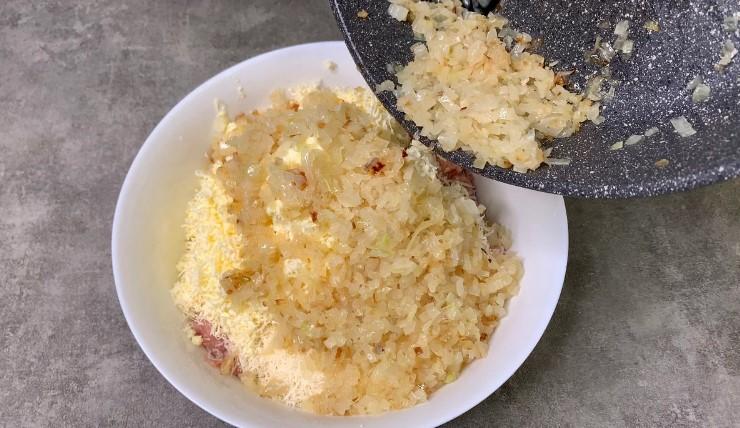 Коли мені хочеться особливо смачних котлет, готую їх "по королівськи": виходять завжди соковиті, ніжні та смачні-смачні