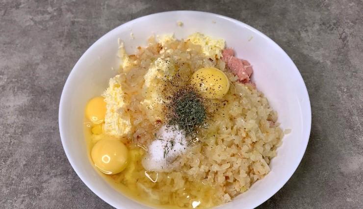 Коли мені хочеться особливо смачних котлет, готую їх "по королівськи": виходять завжди соковиті, ніжні та смачні-смачні