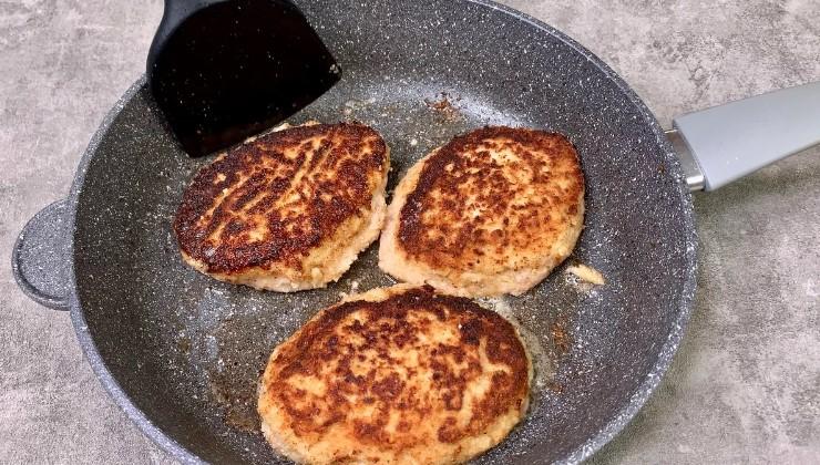 Коли мені хочеться особливо смачних котлет, готую їх "по королівськи": виходять завжди соковиті, ніжні та смачні-смачні