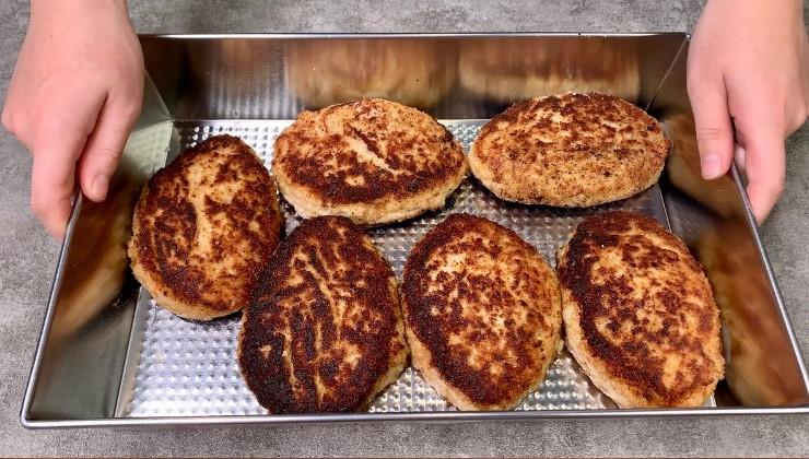 Коли мені хочеться особливо смачних котлет, готую їх "по королівськи": виходять завжди соковиті, ніжні та смачні-смачні