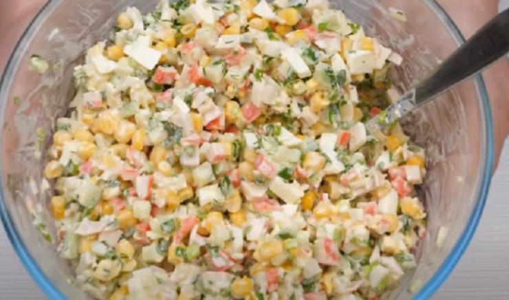 Святковий салат з крабовими паличками