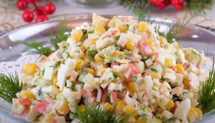 Святковий салат з крабовими паличками