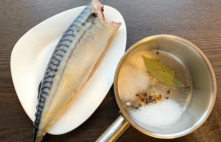 Засолювання скумбрії в пляшці: риба виходить ніжною і в міру солоною