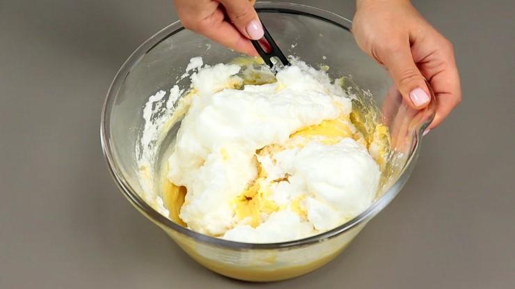 Пиріг №1 у моїх рецептах: повітряне тісто на збитих білках навряд чи залишить когось байдужим