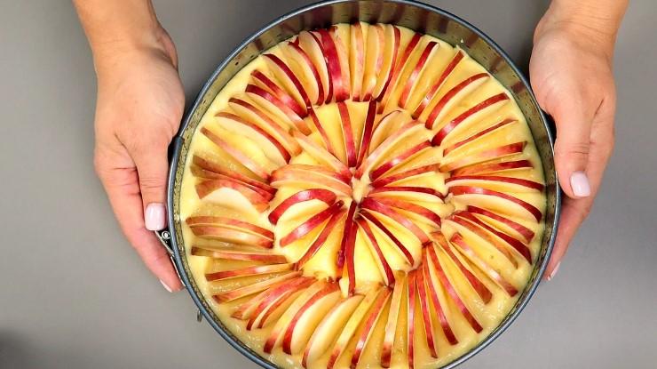 Пиріг №1 у моїх рецептах: повітряне тісто на збитих білках навряд чи залишить когось байдужим