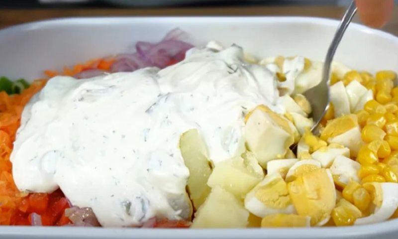 Смачний салат із доступних продуктів. Швидкий рецепт