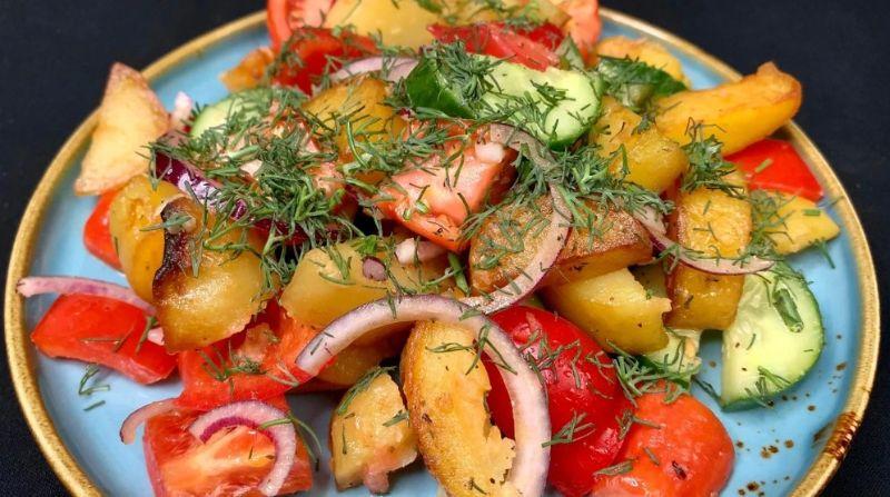 Чудовий теплий картопляний салат