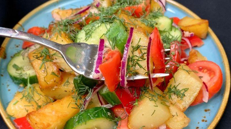 Чудовий теплий картопляний салат