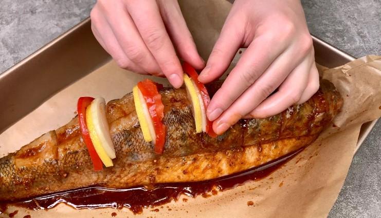 Показую, як я готую судак цілком у духовці. Ефектна, соковита та неймовірно смачна риба