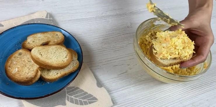 З'їдається за хвилину! Даремно забутий рецепт: намазка на хліб