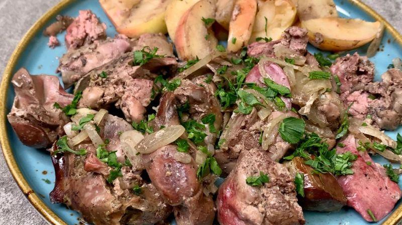 А ви пробували запікати курячу печінку з яблуками