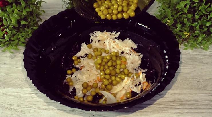 Салати із буряком готую часто. Готується все просто, а смак чудовий