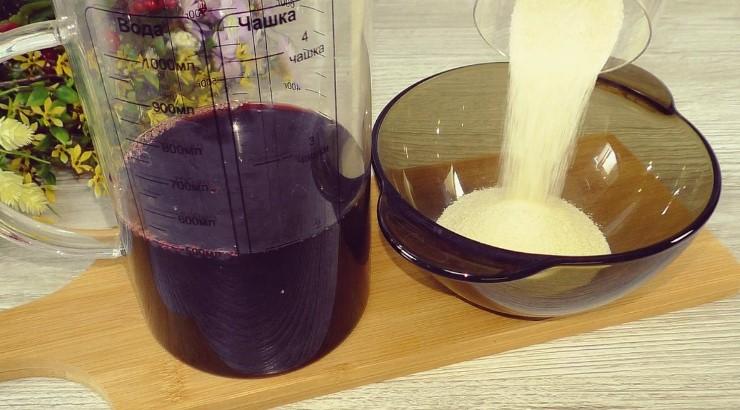 Змішую манку з компотом та на плиту. Виходить смачний десерт всього з 2 інгредієнтів