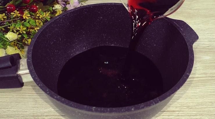 Змішую манку з компотом та на плиту. Виходить смачний десерт всього з 2 інгредієнтів