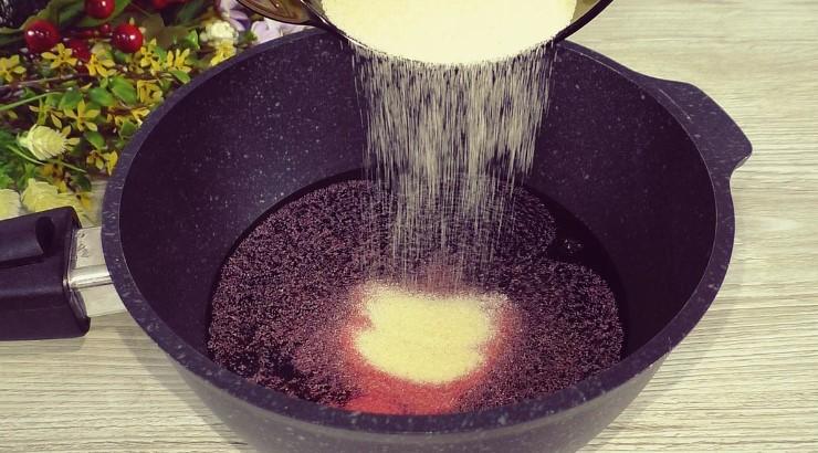 Змішую манку з компотом та на плиту. Виходить смачний десерт всього з 2 інгредієнтів