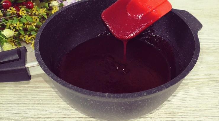 Змішую манку з компотом та на плиту. Виходить смачний десерт всього з 2 інгредієнтів