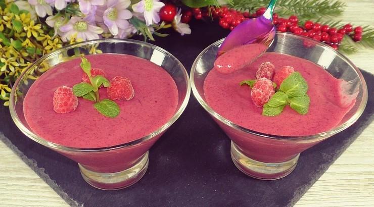 Змішую манку з компотом та на плиту. Виходить смачний десерт всього з 2 інгредієнтів