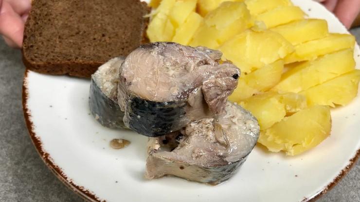 Ця скумбрія в олії виходить навіть смачнішою, ніж у консервах з магазину