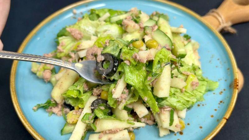 Дуже корисний і смачний салат із консервованим тунцем