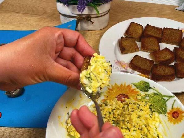 Прості та смачні бутерброди з оселедцем, які зможе приготувати кожен