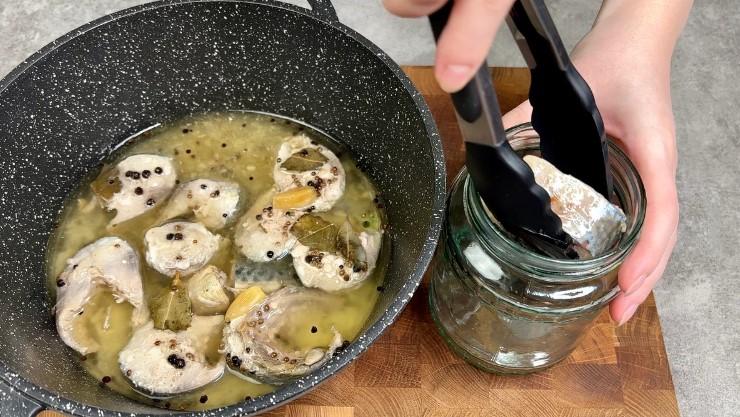 Ця скумбрія в олії виходить навіть смачнішою, ніж у консервах з магазину