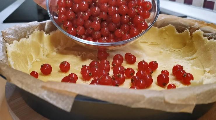 Випікаю такі пироги з різними ягодами, міняю начинки за смаком