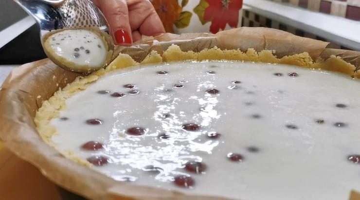 Випікаю такі пироги з різними ягодами, міняю начинки за смаком