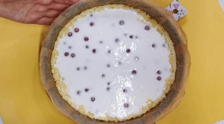 Випікаю такі пироги з різними ягодами, міняю начинки за смаком