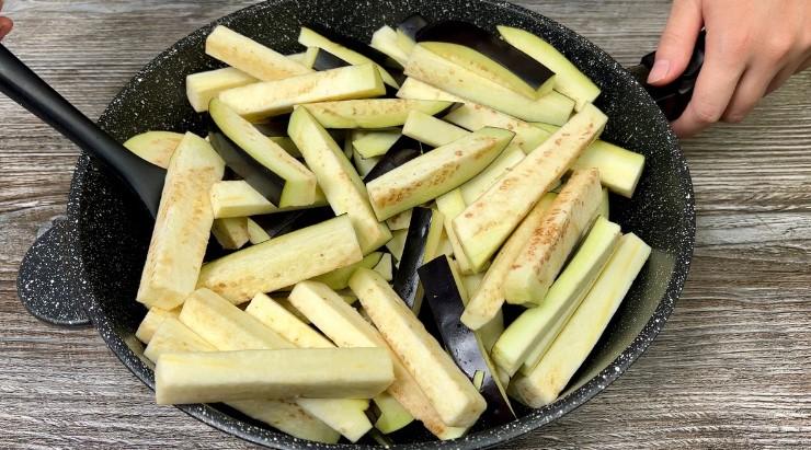 Цей салат з баклажанів давно став для мене хітом: прості продукти, швидке приготування та приголомшливий смак