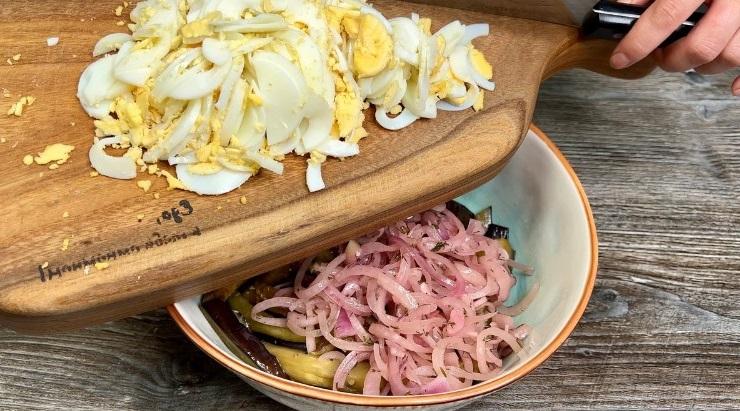 Цей салат з баклажанів давно став для мене хітом: прості продукти, швидке приготування та приголомшливий смак
