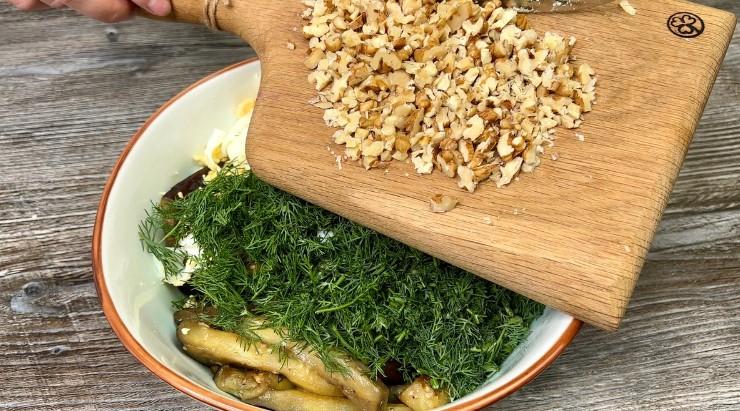 Цей салат з баклажанів давно став для мене хітом: прості продукти, швидке приготування та приголомшливий смак